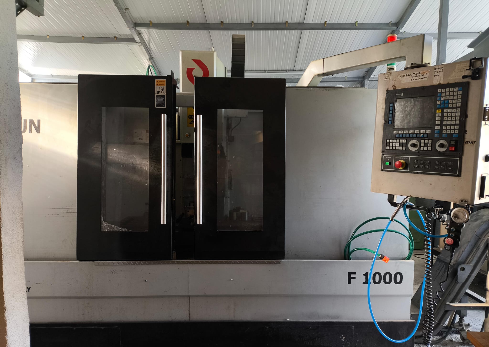Centro de mecanizado CNC F1000 en el taller MASA